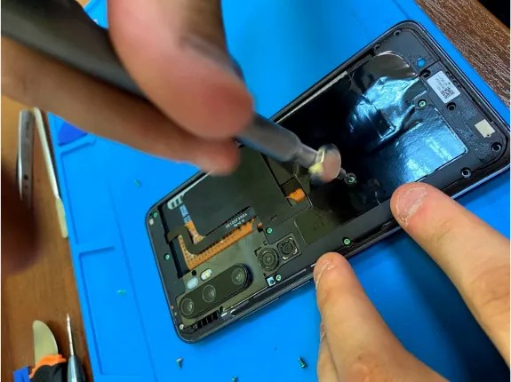 фото замены задней крышки смартфона